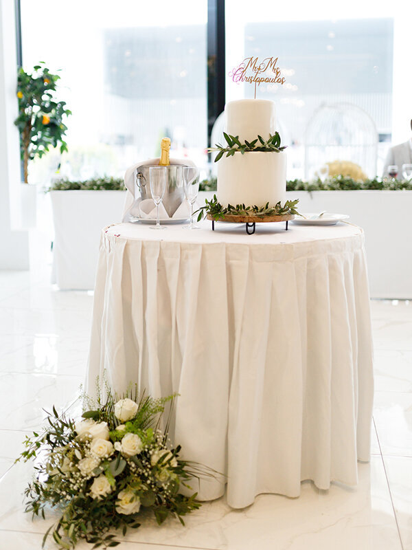 Stylish romantic wedding with white florals!