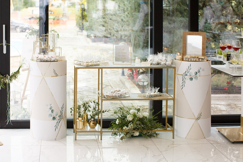 Stylish romantic wedding with white florals!