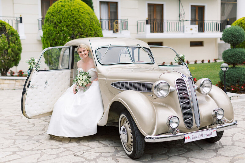 Stylish romantic wedding with white florals!