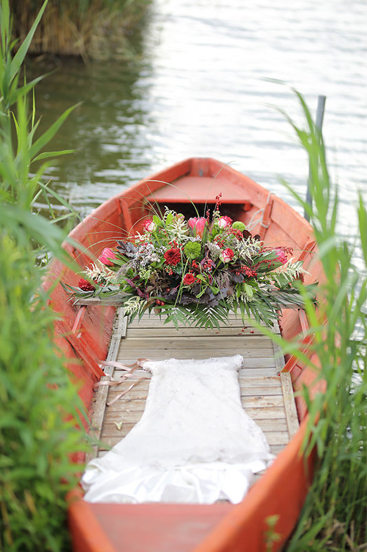 Wedding inspiration on the Island in Pamvotida Lake!