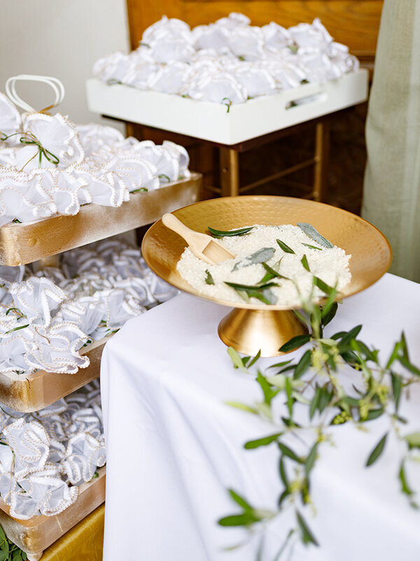 Stylish romantic wedding with white florals!