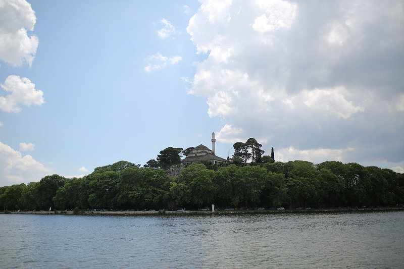 Wedding inspiration on the Island in Pamvotida Lake!