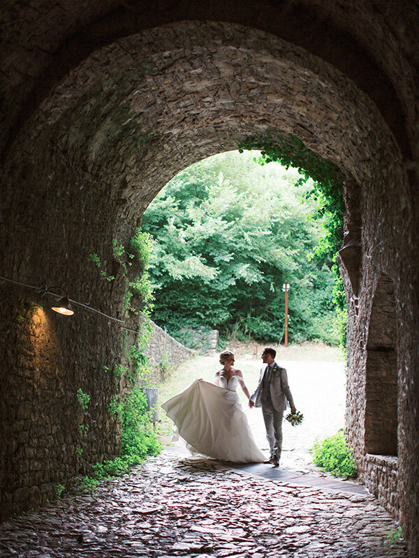 Stylish romantic wedding with white florals!