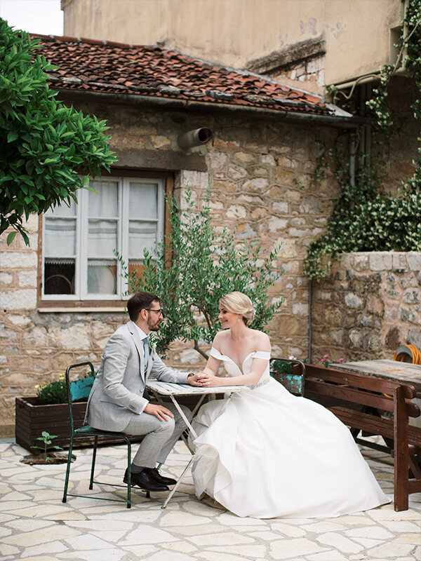 Stylish romantic wedding with white florals!