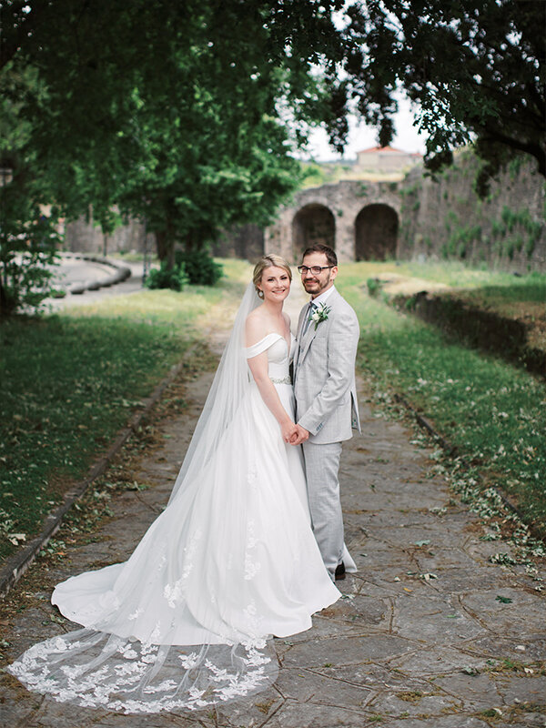 Stylish romantic wedding with white florals!