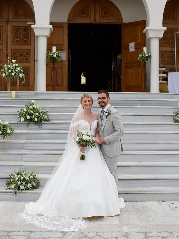 Stylish romantic wedding with white florals!