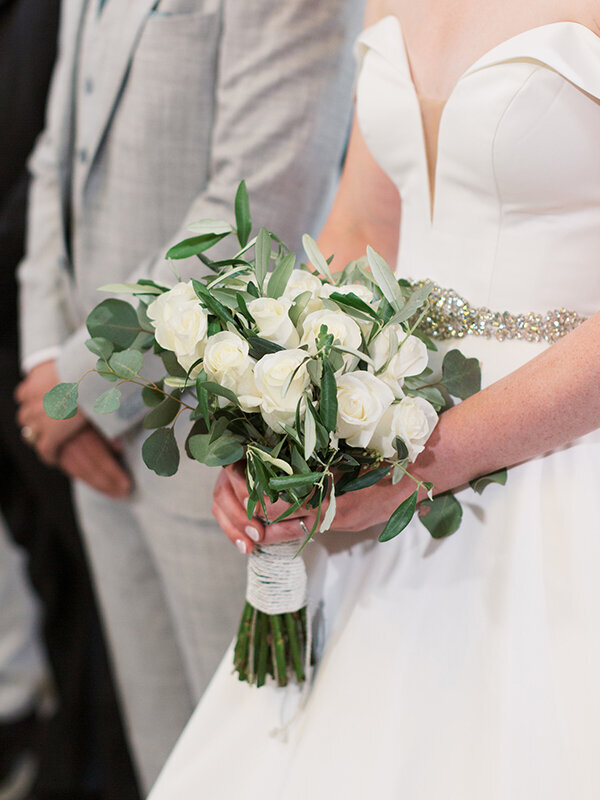 Stylish romantic wedding with white florals!