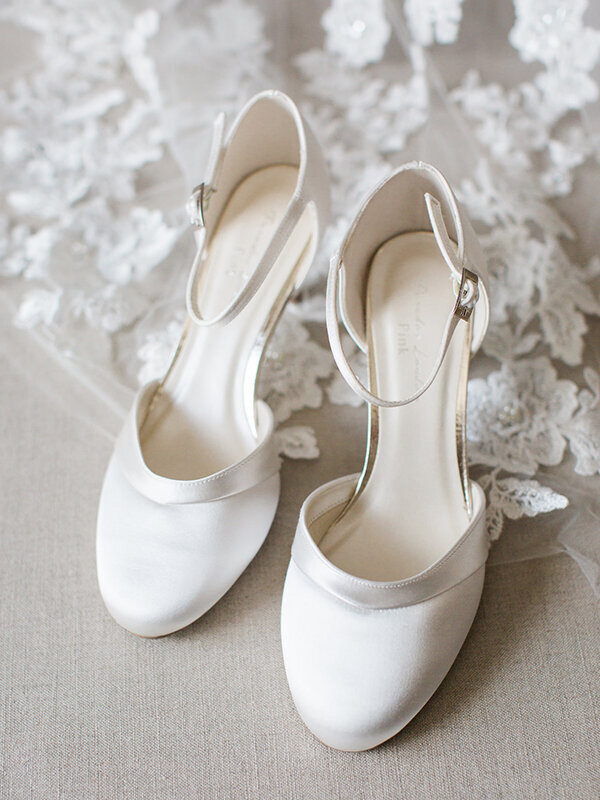 Stylish romantic wedding with white florals!