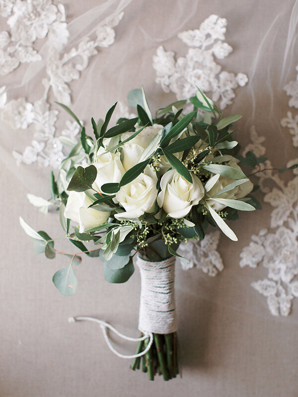 Stylish romantic wedding with white florals!