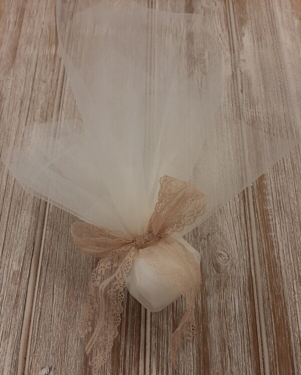 Tulle favor with lace