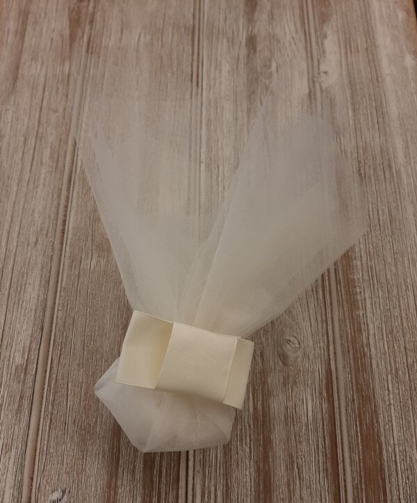 Tulle favor with bow